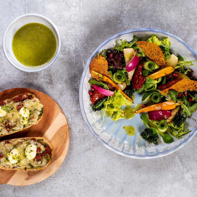 Wegańska sałatka z sosem vinaigrette z zielonym pesto